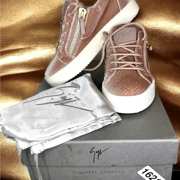 Brand New GIUSEPPE ZANOTTI of Gail velvet Low-top sneakers. Size 6 - Picture 7 of 8